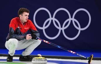 Milano Cortina, Casper cade durante Italia-Usa di curling. Cos’è successo alle Olimpiadi