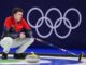 Milano Cortina, Casper cade durante Italia-Usa di curling. Cos’è successo alle Olimpiadi