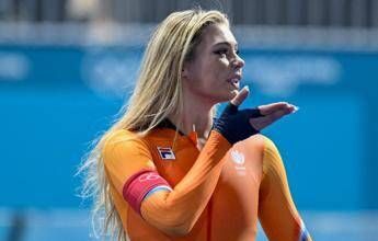 Milano Cortina, Jutta Leerdam mette all’asta la tuta usata alle Olimpiadi: ecco quanto vale