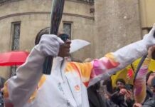 Milano Cortina, Snoop Dogg tedoforo ‘a sorpresa’ sotto la neve (finta)