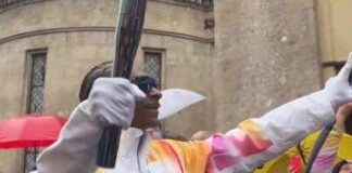 Milano Cortina, Snoop Dogg tedoforo ‘a sorpresa’ sotto la neve (finta)