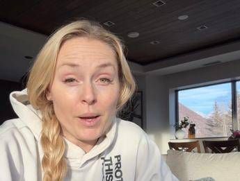 Milano Cortina, Vonn lascia l’ospedale dopo il terribile infortunio: “Ci vorrà un anno per far guarire le ossa”