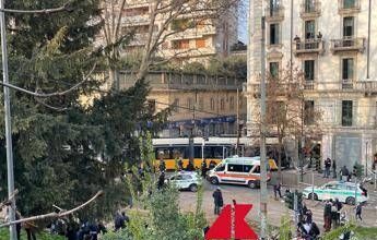Milano, tram deraglia in centro: numerosi feriti