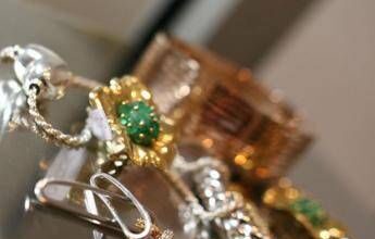 Moglie e amante? Un gioiello ‘per due’: ecco come gestire doppi (o tripli) regali e non farsi beccare