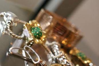 Moglie e amante? Un gioiello ‘per due’: ecco come gestire doppi (o tripli) regali e non farsi beccare