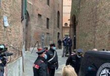 Morte David Rossi, perizia: lesioni volto non legate a caduta, ipotesi urto contro fili metallo finestra Mps