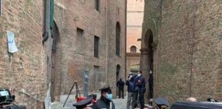 Morte David Rossi, perizia: lesioni volto non legate a caduta, ipotesi urto contro fili metallo finestra Mps