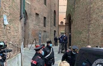 Morte David Rossi, perizia: lesioni volto non legate a caduta, ipotesi urto contro fili metallo finestra Mps