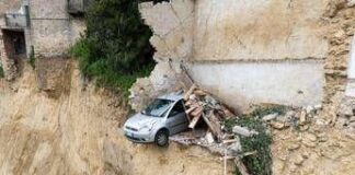 Niscemi, auto in bilico precipita nel burrone: era il simbolo della frana
