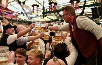 Baviera in subbuglio, Oktoberfest a pagamento? Scoppia la lite sul biglietto d’ingresso