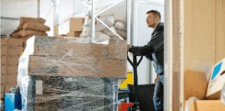 Pallet, pellicola e cinghie: Bruxelles fa marcia indietro sul 100% di riuso