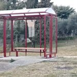 Montebello Vicentino, nuova pensilina alla fermata dello scuolabus di Agugliana: sostituita la vecchia, usurata dal tempo nuova pensilina a Montebello Vicentino