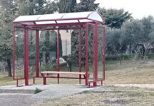 Montebello Vicentino, nuova pensilina alla fermata dello scuolabus di Agugliana: sostituita la vecchia, usurata dal tempo nuova pensilina a Montebello Vicentino