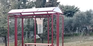 Montebello Vicentino, nuova pensilina alla fermata dello scuolabus di Agugliana: sostituita la vecchia, usurata dal tempo nuova pensilina a Montebello Vicentino
