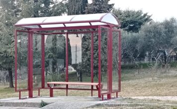 Montebello Vicentino, nuova pensilina alla fermata dello scuolabus di Agugliana: sostituita la vecchia, usurata dal tempo nuova pensilina a Montebello Vicentino