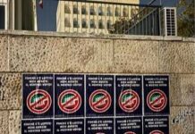 Protesta laziali, manifesti con simbolo Forza Italia sbarrato: “Finché c’è Lotito non avrete nostro voto”