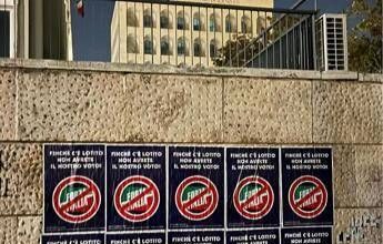 Protesta laziali, manifesti con simbolo Forza Italia sbarrato: “Finché c’è Lotito non avrete nostro voto”