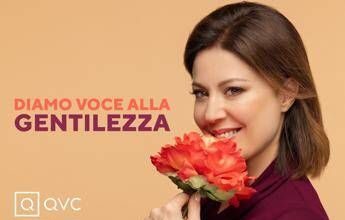 Qvc Italia, nuova campagna dedicata alla gentilezza come forza del cambiamento