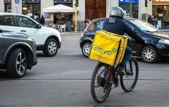 Rider sfruttati, Glovo replica: “Procura non ha ordinato di assumerne 40.000”