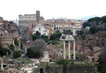 Roma, cade albero in via dei Fori Imperiali: 3 feriti lievi