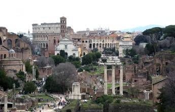 Roma, cade albero in via dei Fori Imperiali: 3 feriti lievi