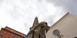 Roma, danneggiata scultura dell’Elefantino in piazza della Minerva: zanna spezzata