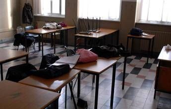 Roma, ragazzo a scuola con la pistola: arma puntata contro un compagno di classe