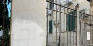 Roma, svastica nel cortile del film ‘C’è ancora domani’