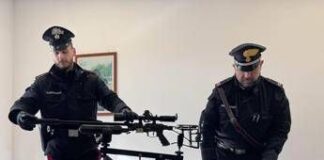 Roma, tiro al bersaglio col fucile dalla finestra: in casa aveva un arsenale