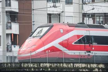 Sabotaggi su linee dell’Alta velocità, treni in ritardo e rallentamenti. Salvini: Atti criminali”