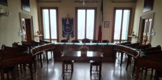 Dueville, il Sindaco fa allontanare un ragazzo con fragilità dalla sala consiliare. Lionzo (Esserci per Dueville): “Grave atto di esclusione” La sala consiliare di Dueville allontanato ragazzo con fragilità