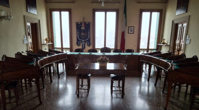 Dueville, il Sindaco fa allontanare un ragazzo con fragilità dalla sala consiliare. Lionzo (Esserci per Dueville): “Grave atto di esclusione” La sala consiliare di Dueville allontanato ragazzo con fragilità