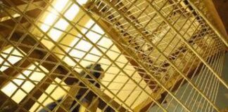 Salerno, la denuncia: l’omicida del panettiere di Sarno si fotografa in cella con il fratello