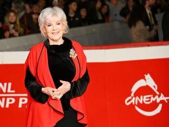 Sanremo 2026, Caterina Caselli riceve il premio alla carriera: l’omaggio al ‘Casco d’Oro’