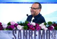 Sanremo 2026, Conti esulta per gli ascolti e lascia conferenza in anticipo: “Devo preparare sorprese per stasera”