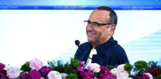 Sanremo 2026, Conti esulta per gli ascolti e lascia conferenza in anticipo: “Devo preparare sorprese per stasera”