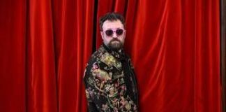 Sanremo 2026, Dargen D’Amico chi è: gli esordi nel freestyle e gli occhiali da sole come alter ego