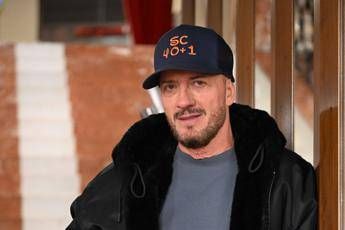 Sanremo 2026, Raf chi è: gli esordi, i problemi di salute e l’amore per Gabriella Labate