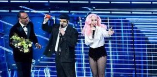 Sanremo 2026, TonyPitony e il caco sul palco: il significato del gesto