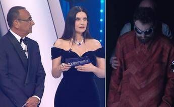 Sanremo, Laura Pausini interrotta dalle risate: Dargen D’Amico si ‘autospoilera’