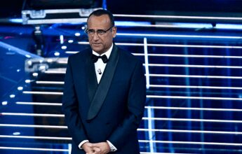 Sanremo, la battuta di Conti alla moglie scatena polemiche. E lui replica: “Ha riso con me”