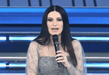 Sanremo, la gaffe ‘piccante’ di Pausini col microfono: “Mamma tutto bene…”