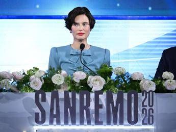 Sanremo, la quarta serata: oggi duetti, co-conduttori Nino Frassica e Bianca Balti – Diretta
