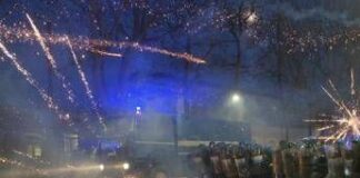 Scontri Askatasuna, tre persone arrestate: una ha aggredito il poliziotto