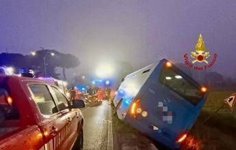 Scontro tra auto, tir e bus nell’Aretino: 5 feriti sulla Sp 327