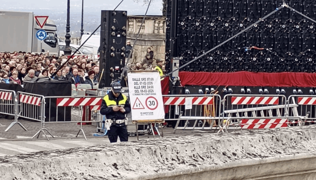 Anno Giubilare Mariano Monte Berico 600, fedeli assistono da un mega schermo alla messa del cardinale Parolin 