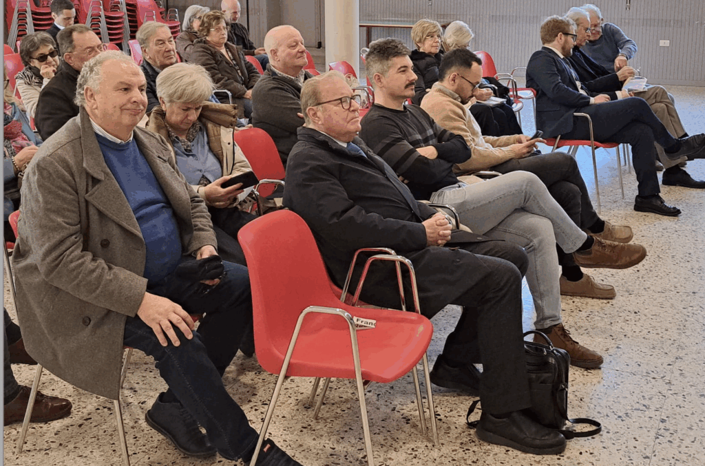 Un primo piano di alcuni partecipanti, volti noti e "cittadini attivi", alla presentazione di "Vicenza, un luogo centrale"