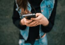 Sempre più online ma sempre più soli, il paradosso dei ragazzi social