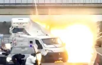 “Stanno rubando il furgone”, in diretta l’assalto al portavalori tra Brindisi e Lecce – Il video