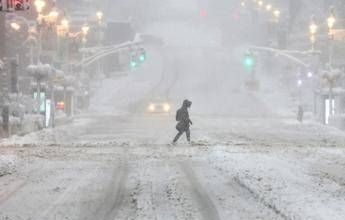 Tempesta di neve a New York, record storico dal 1963: oltre 40 milioni di persone in allerta